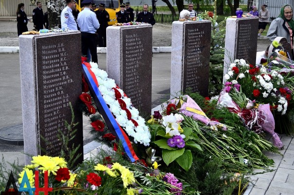 Митинг по случаю второй годовщины начала бомбежек Донецка.