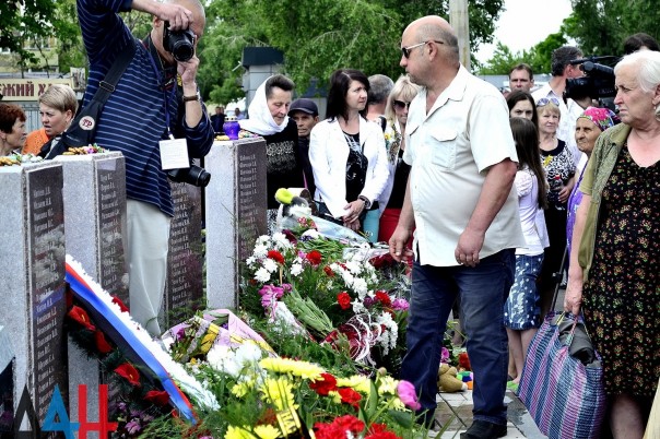 Митинг по случаю второй годовщины начала бомбежек Донецка.