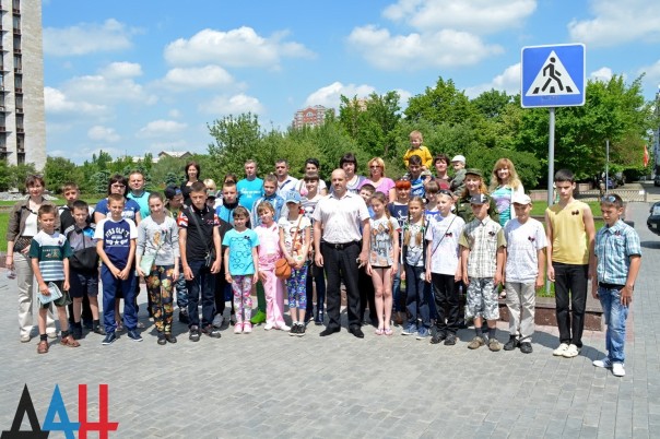 Аппарат омбудсмена ДНР отправил на экскурсию в Москву 25 детей, пострадавших от агрессии ВСУ Аппарат омбудсмена ДНР отправил на экскурсию в Москву 25 детей, пострадавших от агрессии ВСУ