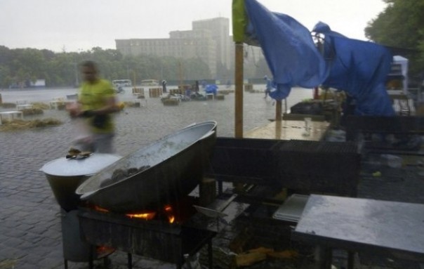 По Харькову пронесся ураган и мощный ливень 