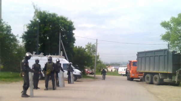 400 полицейских оцепили посёлок Плеханово, где начался снос домов цыган
