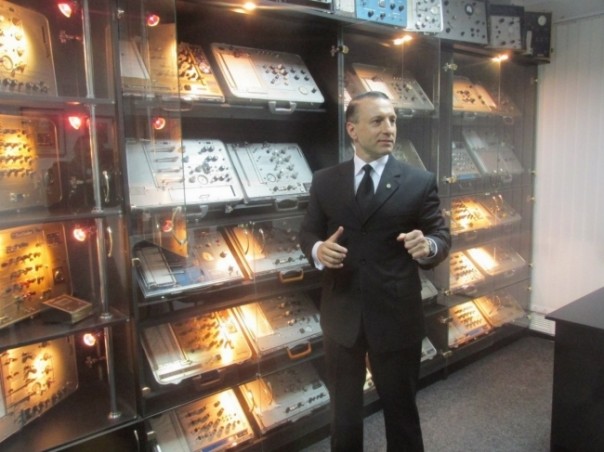 Полиграфолог рассказал как украинский депутат развлекался, вставляя своей жене в половое отверстие дуло ружья