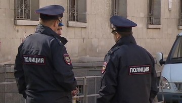 Соратники Лимонова закидали файерами украинское посольство в Москве