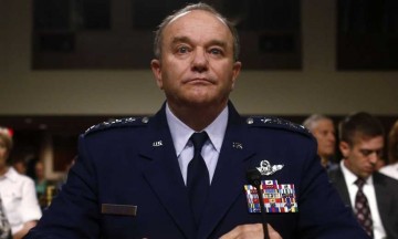 Украинские СМИ: Порошенко вручил орден бывшему главкому НАТО