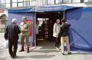Украинские власти на вокзалах вербуют молодежь Харькова вступить в армию