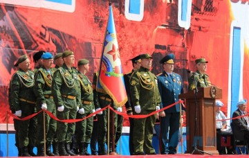 Парад в честь Дня Победы прошел в Луганске