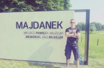 В Польше осудили двух украинцев, зиговавших на фоне мемориала в Майданеке