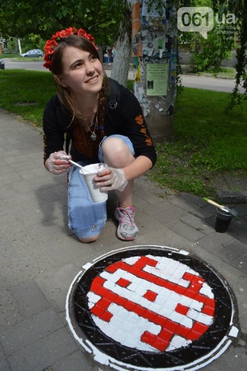 В Запорожье в честь «дня вышиванки» канализационные люки «одели» в вышиванки