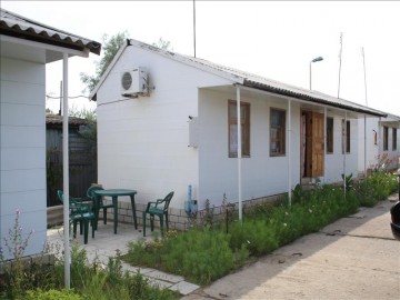 Вооруженные люди захватили базу отдыха под Одессой — заехали на тракторах, подожгли и уничтожили госимущество