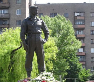 Памятник Мозговому. Продолжение