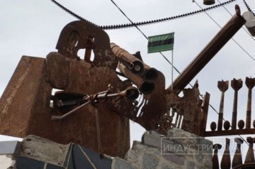 В Запорожской области на сооружение забора пошли и лимонки, и корпус авиабомбы