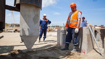 Строители вбили более тысячи свай в основание Керченского моста