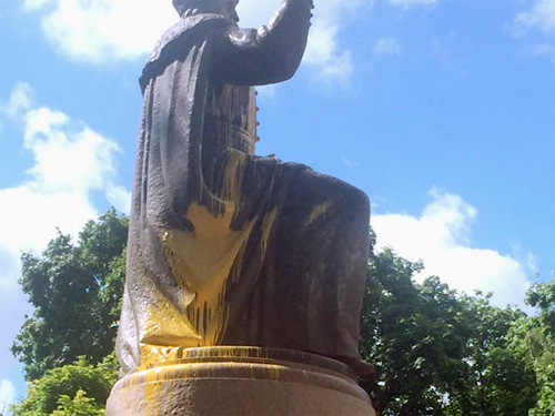 В Полтаве облили краской памятник Мазепе В Полтаве облили краской памятник Мазепе