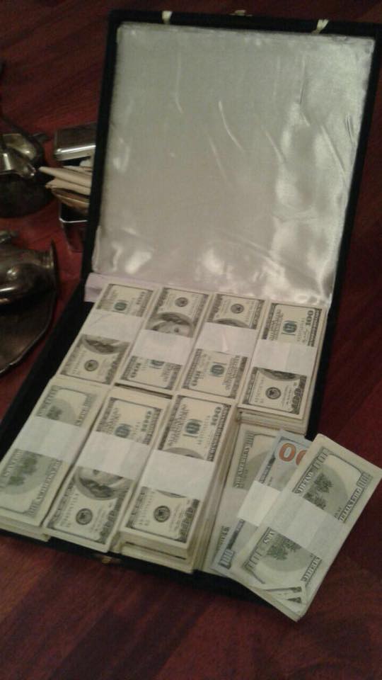 В доме Героя Украины нашли чемодан с долларами и фашистскими наградами В доме Героя Украины нашли чемодан с долларами и фашистскими наградами