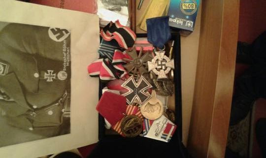 В доме Героя Украины нашли чемодан с долларами и фашистскими наградами В доме Героя Украины нашли чемодан с долларами и фашистскими наградами