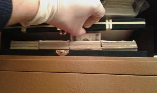 В доме Героя Украины нашли чемодан с долларами и фашистскими наградами В доме Героя Украины нашли чемодан с долларами и фашистскими наградами