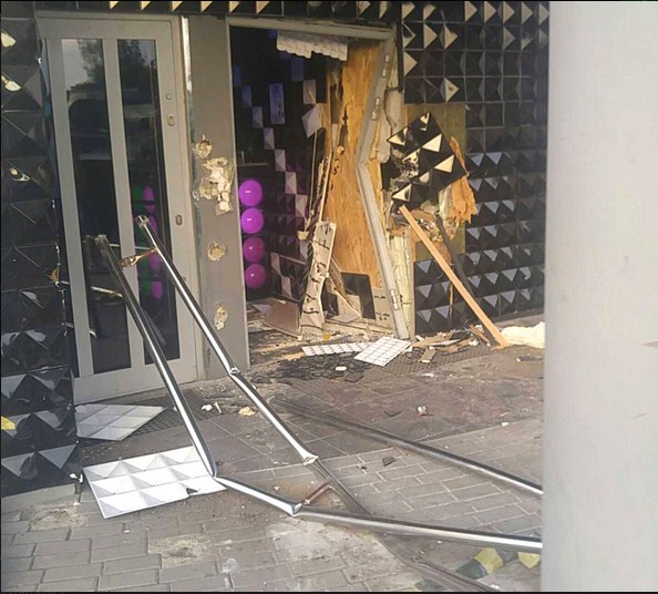 В Польше САУ "Гвоздика" въехала в дискотеку В Польше САУ "Гвоздика" въехала в дискотеку