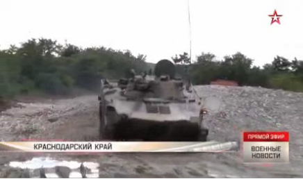 Педаль в пол: многотонная БМД берет приступом водную преграду