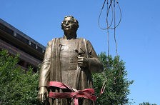 Памятник армянскому Гитлеру