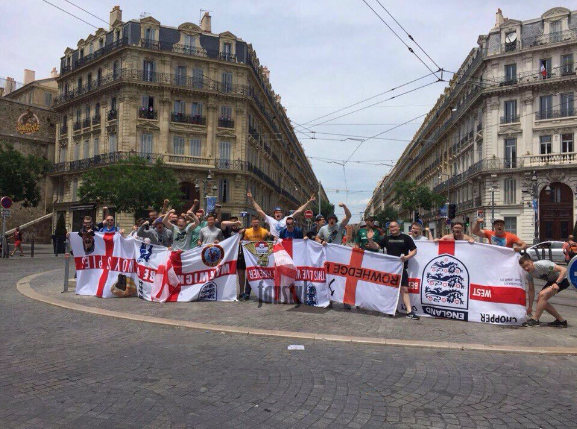 #МарсельНАШ. 250 российских фанатов разогнали целую площадь поющих англичан