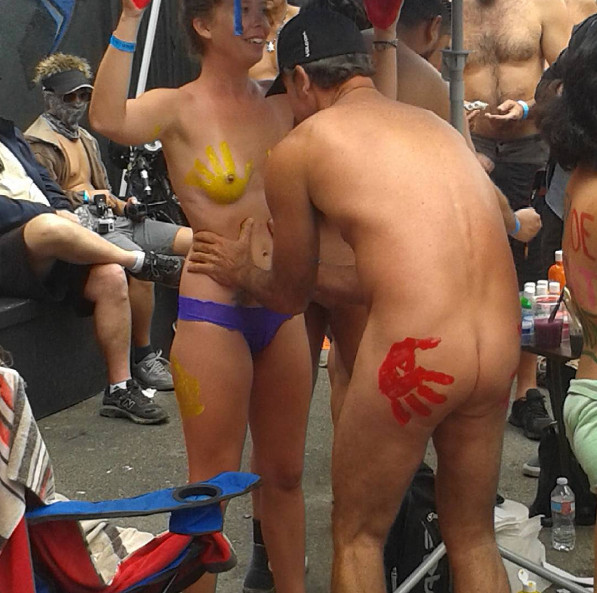 Сотни голых велосипедистов проехали по улицам Лондона 18+ Сотни голых велосипедистов проехали по улицам Лондона 18+