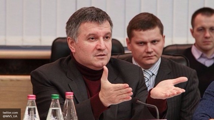 Аваков пожаловался на «героев АТО», отнявших у государства право на насилие Аваков пожаловался на «героев АТО», отнявших у государства право на насилие