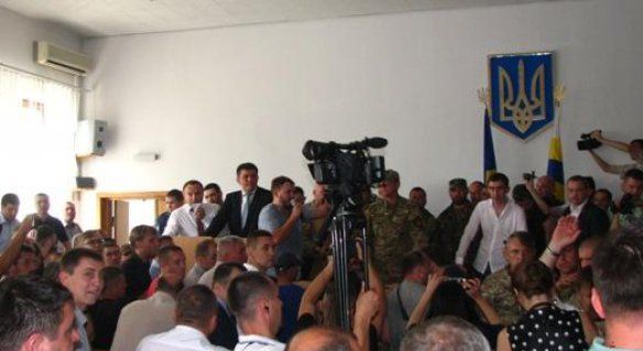 В Ровно подрались председатели областного совета с целью выяснить, кто из них легитимный