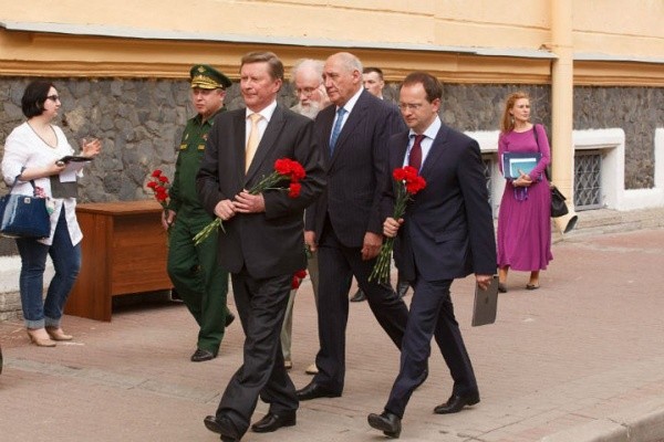 Когда увековечат Власова?