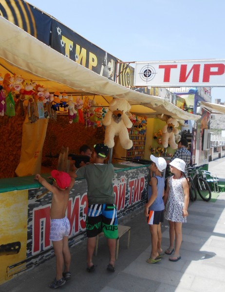 Киностудия "МосТфильм" и сотни сотрудников ФСБ проводят спецоперацию "Прекрасный отдых и жизнь в Крыму" 