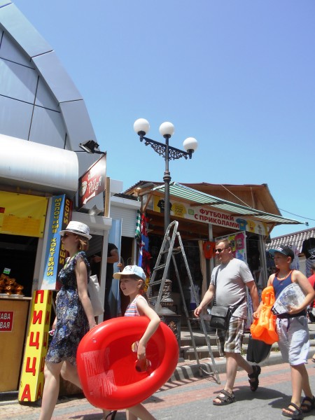 Киностудия "МосТфильм" и сотни сотрудников ФСБ проводят спецоперацию "Прекрасный отдых и жизнь в Крыму" 