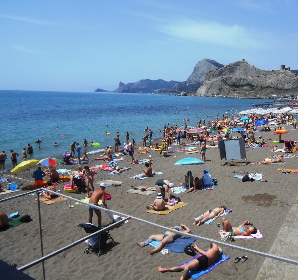 Киностудия "МосТфильм" и сотни сотрудников ФСБ проводят спецоперацию "Прекрасный отдых и жизнь в Крыму" Киностудия "МосТфильм" и сотни сотрудников ФСБ проводят спецоперацию "Прекрасный отдых и жизнь в Крыму"