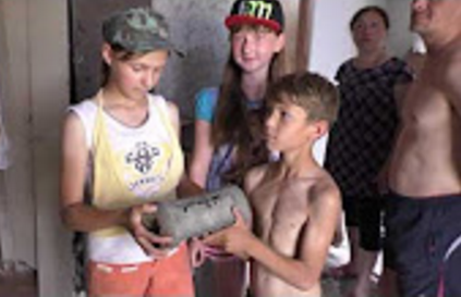 Последствия ночного обстрела Петровского района г. Донецка. Интервью с детьми из зоны обстрела 19.06.16