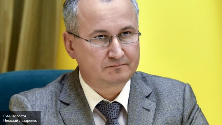 Глава СБУ признался, что спит с оружием и стреляет по «тарелочкам» Глава СБУ признался, что спит с оружием и стреляет по «тарелочкам»