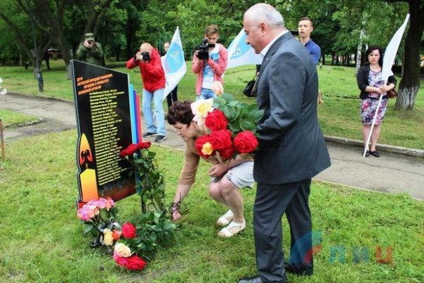 В Донецке и Луганске почтили память погибших детей В Донецке и Луганске почтили память погибших детей