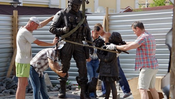 В Симферополе устанавливают памятник "Вежливым людям"