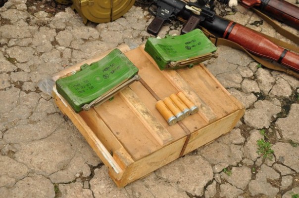 Сотрудники МВД изъяли из тайника в Перевальске более 4,5 тыс. ед. оружия и боеприпасов (ФОТО, ВИДЕО) Сотрудники МВД изъяли из тайника в Перевальске более 4,5 тыс. ед. оружия и боеприпасов (ФОТО, ВИДЕО)