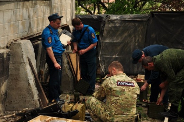 Сотрудники МВД изъяли из тайника в Перевальске более 4,5 тыс. ед. оружия и боеприпасов (ФОТО, ВИДЕО) Сотрудники МВД изъяли из тайника в Перевальске более 4,5 тыс. ед. оружия и боеприпасов (ФОТО, ВИДЕО)