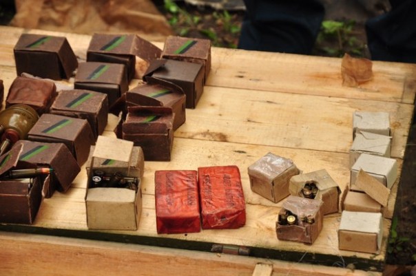 Сотрудники МВД изъяли из тайника в Перевальске более 4,5 тыс. ед. оружия и боеприпасов (ФОТО, ВИДЕО) Сотрудники МВД изъяли из тайника в Перевальске более 4,5 тыс. ед. оружия и боеприпасов (ФОТО, ВИДЕО)