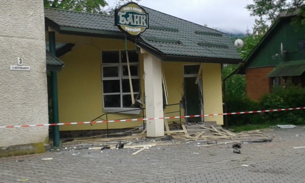 Украина становится все «ближе» к Европе: На Львовщине взорвали Ощадбанк и украли деньги из банкомата Украина становится все «ближе» к Европе: На Львовщине взорвали Ощадбанк и украли деньги из банкомата