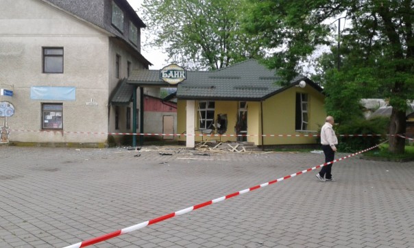 Украина становится все «ближе» к Европе: На Львовщине взорвали Ощадбанк и украли деньги из банкомата Украина становится все «ближе» к Европе: На Львовщине взорвали Ощадбанк и украли деньги из банкомата