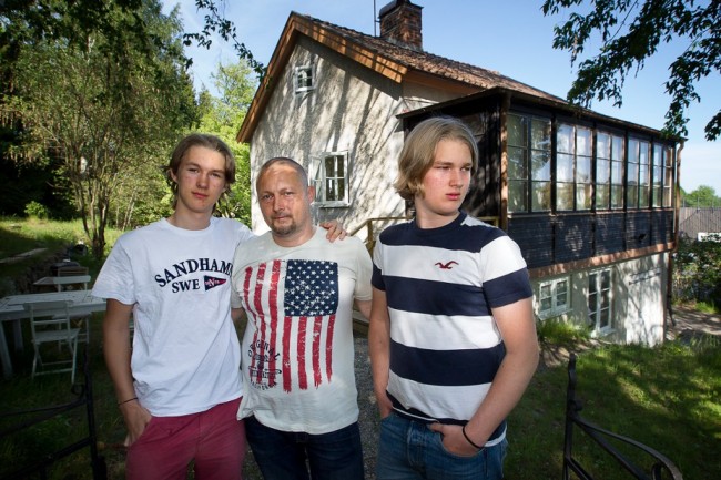 Семью выбрасывают из дома, потому что беженцам нужно жилье Семью выбрасывают из дома, потому что беженцам нужно жилье