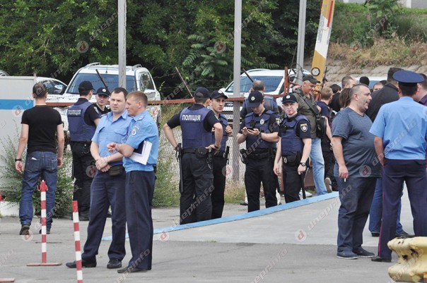 Азов устроил бойню в центре Днепропетровска (ФОТО, ВИДЕО) Азов устроил бойню в центре Днепропетровска (ФОТО, ВИДЕО)