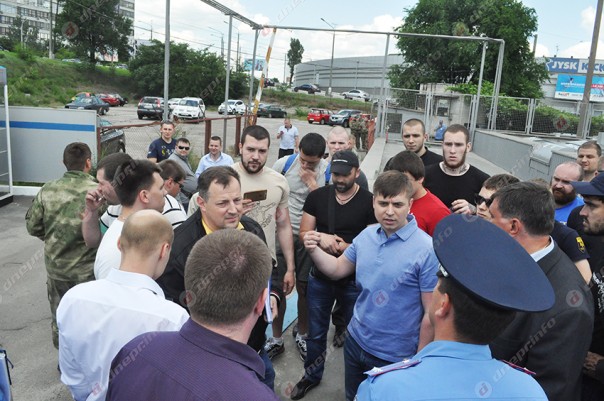 Азов устроил бойню в центре Днепропетровска (ФОТО, ВИДЕО) Азов устроил бойню в центре Днепропетровска (ФОТО, ВИДЕО)