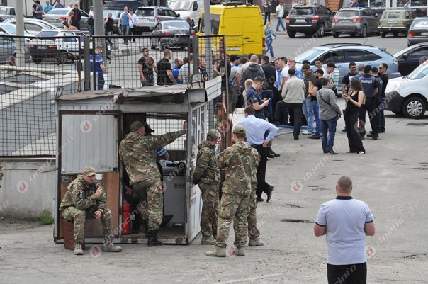 Азов устроил бойню в центре Днепропетровска (ФОТО, ВИДЕО) Азов устроил бойню в центре Днепропетровска (ФОТО, ВИДЕО)