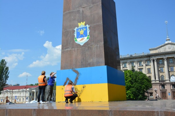 В Николаеве на флаге Украины нарисовали свастику