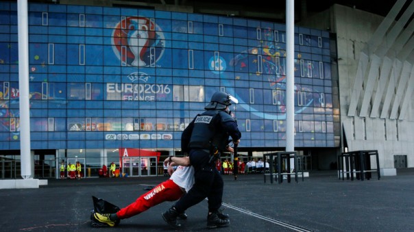 Франция за 4 дня до Евро-2016: наводнение, протесты, забастовки и угроза терактов