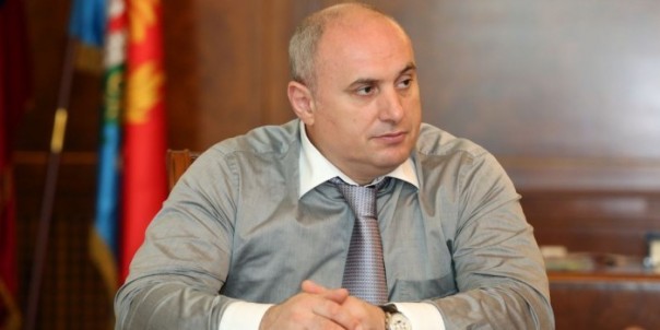 Сын мэра Махачкалы устроил драку с полицейскими и пытался угнать их автомобиль