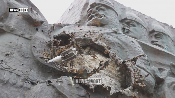 Когда дна уже нет: Укропы уничтожают памятник киевскому князю Игорю в Станице Луганской