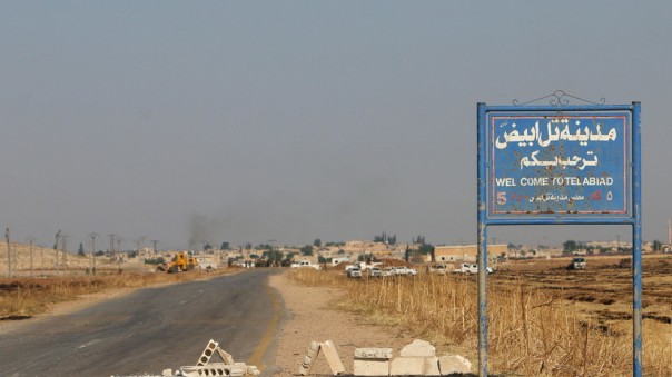 Сбежавшие от ИГ сирийцы в интервью RT рассказали о жизни под контролем боевиков