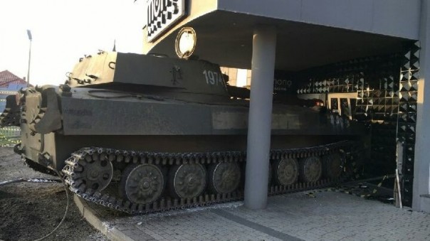 В Польше САУ "Гвоздика" въехала в дискотеку В Польше САУ "Гвоздика" въехала в дискотеку